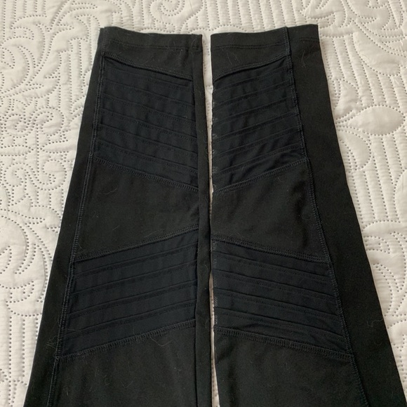 Like New! Victoria’s Secret pink ultimate leggings - Picture 3 of 7